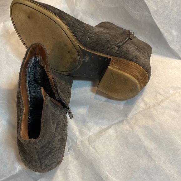 Lucky Brand Suede Chelsea Dusters 1 1/2”heel - Picture 4 of 11